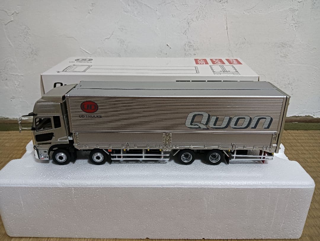 UDクオントラック 1/43スケール シルバー