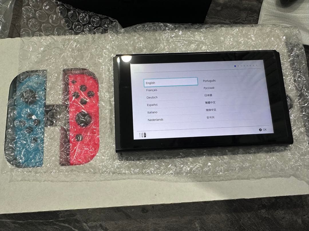 NintendoSwitch本体とサブジョイコン×2セット